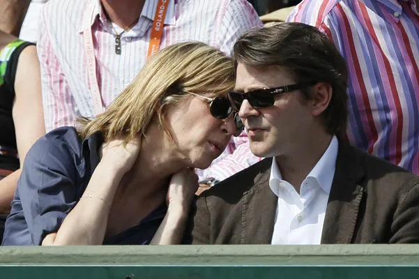 l'ancien ministre de l'économie et des finances français, françois baroin et son compagnon l'humoriste français michele laroque assistent à un match lors du tournoi de tennis ouvert au stade roland garros, le 2 juin 2012 à paris.