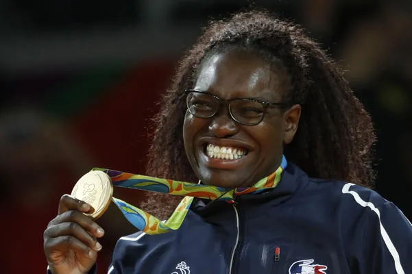 emilie andeol, médaillée d'or, célèbre sur le podium du concours de judo + 78kg féminin des jo de 2016 rio de janeiro le 12 août 2016 afp photo jack guez