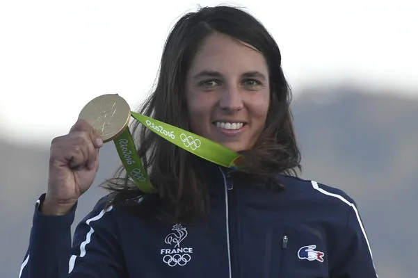la charline picon de la france tient sa médaille d'or sur le podium de la course de voile rs x women sur la baie de guanabara au rio de janerio lors des jo de rio 2016 le 14 août 2016 afp photo william west