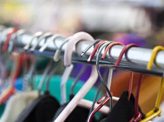 vêtements sur cintres en magasin ou vestiaire