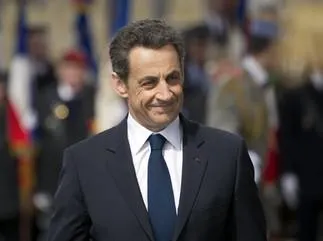 le président sortant de la france, nicolas sarkozy, participe à une cérémonie marquant le 67ème anniversaire de la victoire des alliés sur l'allemagne nazie au cours de la seconde guerre mondiale, le 8 mai 2012 à l'arc de triomphe à paris.