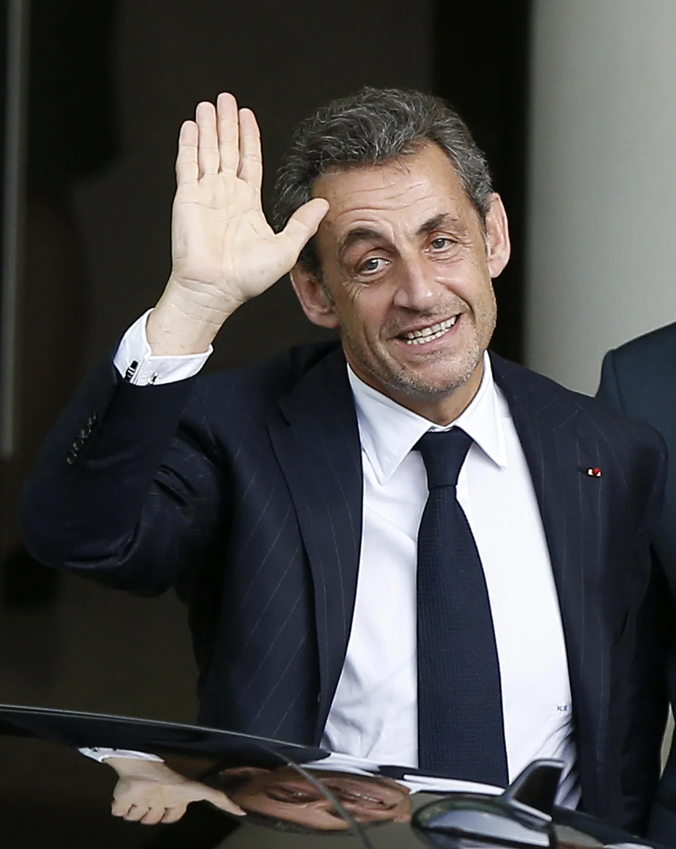 l'ancien président français nicolas sarkozy salue alors qu'il quitte l'hôtel fairmont après avoir donné une conférence privée le 18 juin 2014 à monaco afp photo valery hache