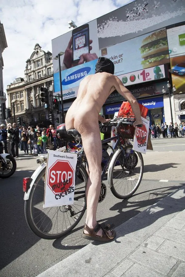 cyclistes nus rejoignent la manifestation dans les rues du centre de londres