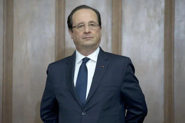 le président français francois hollande est photographié, le 13 décembre 2013, au palais deux palais de bandeirantes à sao paulo, au brésil, lors de sa visite d'etat de deux jours au brésil -afp photo piscine alain jocard