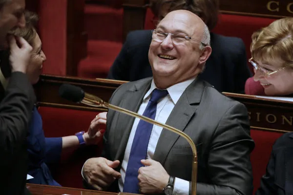 le ministre français du travail, michel sapin, rit alors qu'il assiste à la séance hebdomadaire de questions au gouvernement le 21 mai 2013 à l'assemblée nationale à paris afp photo kenzo tribouillard