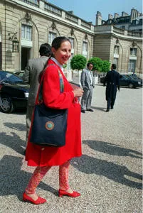 le ministre de l'environnement ségolène royal qui attend un heureux évènement pour le début de l'été sort souriante du conseil des ministres le 10 juin 1992 à paris