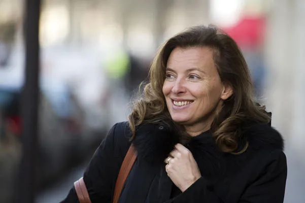 le parti socialiste français (ps) candidat à l'élection présidentielle française de 2012 partenaire valerie trierweiler se promène à côté du siège de la campagne des candidats socialistes le 9 janvier 2012 à paris afp photo fred dufour