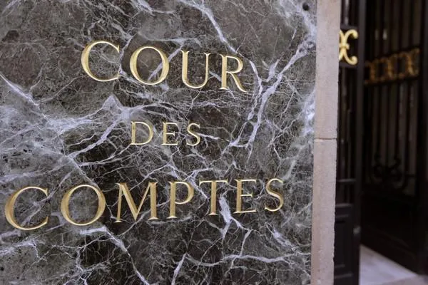 une photo prise le 2 juillet 2012, montre la plaque à l'entrée de la cour des comptes à paris afp photo kenzo tribouillard