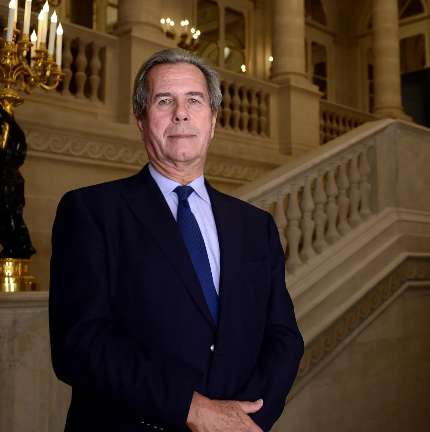 jean louis debré descend l'escalier du conseil constitutionnelle dont est le président, 1er octobre 2013 dans son bureau à paris     afp photo  eric feferberg