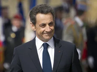 le président sortant de la france, nicolas sarkozy, participe à une cérémonie marquant le 67ème anniversaire de la victoire des alliés sur l'allemagne nazie au cours de la seconde guerre mondiale, le 8 mai 2012 à l'arc de triomphe à paris.