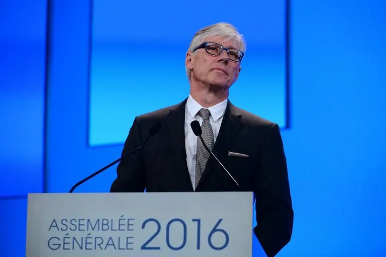 le directeur général de sanofi olivier brandicourt s'adresse à l'assemblée générale du groupe pharmaceutique à paris le 4 mai 2016 afp photo eric piermont