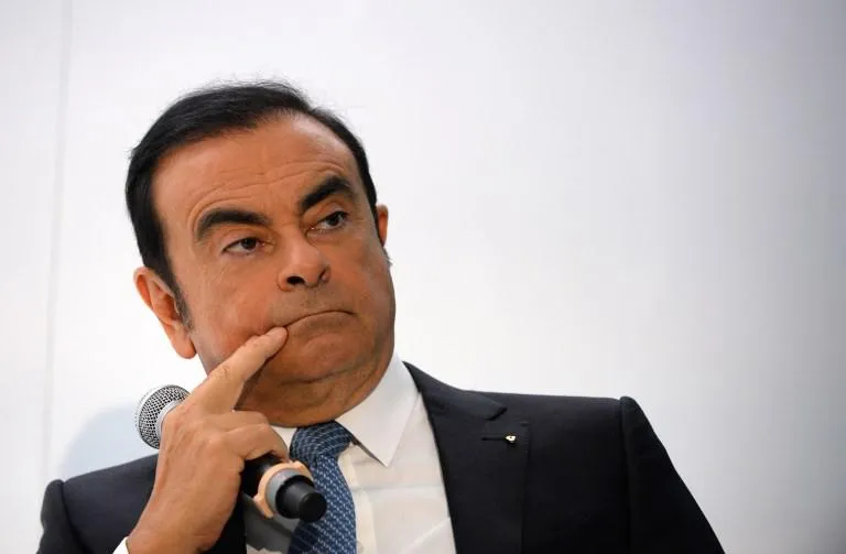 pdg de renault-nissan carlos ghosn écoute lors d'une conférence de presse conjointe avec le pdg du constructeur automobile allemand daimler dieter zetsche au salon de l'automobile de paris le 30 septembre 2016 afp photo eric piermont