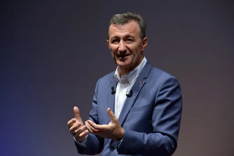 bernard charles, directeur général de dassault systems, s'entretient lors du lancement du laboratoire 3dexperience et de la fondation dassault systems le 9 novembre 2015, sur le campus de dassault systems à velizy-villacoublay, près de paris.