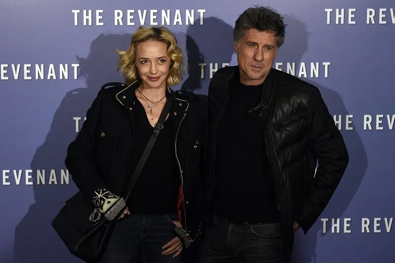 french actress helene de fougerolles and meetic president marc simoncini pose as they arrive for the premiere of the film the revenant in paris on january 18, 2016 (photo by martin bureau   afp)