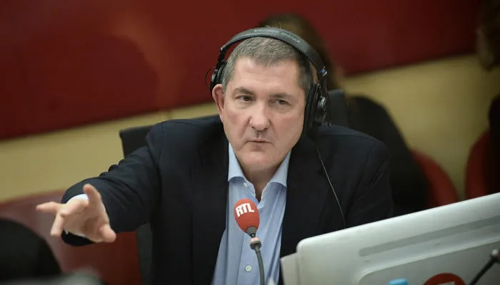journaliste français yves calvi participe à une station de radio française rtl émission avec le président de la france le 19 octobre 2015 paris piscine photo afp de sakutin piscine stephane stephane afp de sakutin