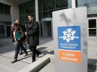 des personnes quittent le siège parisien de la caisse nationale des allocations familiales (cnaf), le 27 mars 2007 afp photo jack guez