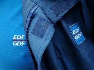 un employé de edf-gdf relève des compteurs électriques dans un immeuble à hérouville-saint-clair, le 29 avril 2005 (photo  gros plan sur sa tenue de travail)  afp photo mychele daniau