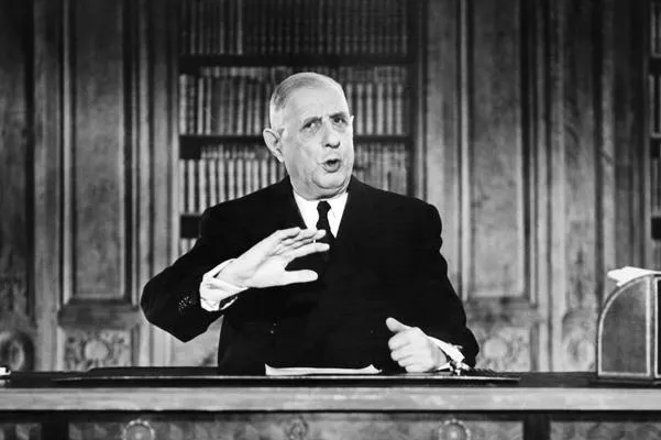 le président français charles de gaulle fait des gestes en s'adressant à la nation lors d'un discours télévisé à la veille de la nouvelle année 1963 le 31 décembre 1962 afp photo