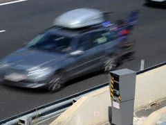 une photo prise le 3 avril 2013 à saint-aunes-odysseum montre des véhicules à moteur conduits devant un radar sur l'autoroute a9 afp photo pascal guyot