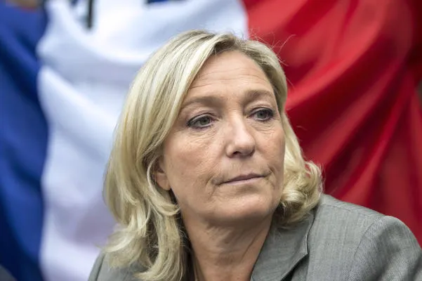 le président du parti national français d'extrême-droite marine le pen (c) participe à l'inauguration d'une vente de trottoirs à henin-beaumont, dans le nord de la france, le 14 septembre 2014 afp photo philippe huguen