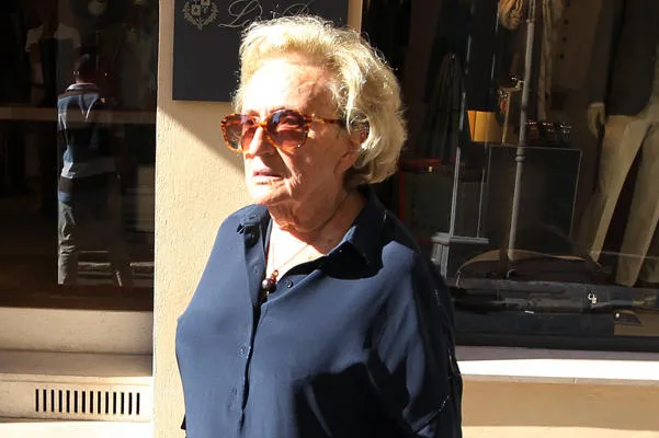 la femme de l'ex-présidente française, bernadette chirac, est photographiée alors qu'elle sort d'une boutique dans la ville méditerranéenne de saint-tropez, le 8 août 2012 afp photo valery hache