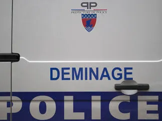 photo d'une camionnette de déminage prise le 22 décembre 2012 à paris afp photo joel saget