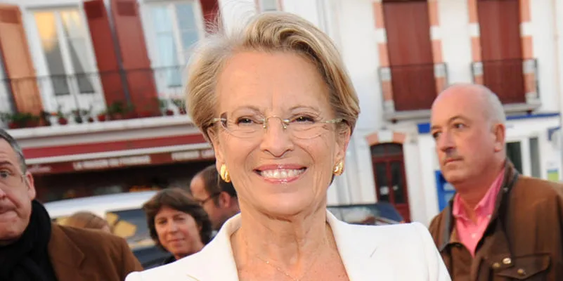 l'ancien ministre de la défense française michèle alliot-marie arrive à la cérémonie de clôture du jeune festival du film des réalisateurs le 12 octobre 2013 à saint-jean-de-luz photo gaizka iroz afp