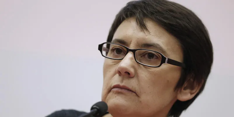 la porte-parole de l'extrême-gauche lutte ouvriere (lo) nathalie arthaud regarde lors d'une conférence de presse à paris le 14 mars 2016 après le congrès du parti afp thomas samson