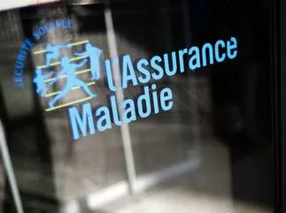 photo prise le 23 octobre 2012 à paris du logo de l'assurance maladie devant un batiment de la caisse primaire d'assurance maladie (cpam) afp photo   fred dufour