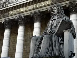 une photo prise le 16 novembre 2010 à paris montre une statue représentant henri françois d'aguesseau (1668-1751) sur le frontispice du palais bourbon où se situe l'assemblée nationale française afp photo joel saget