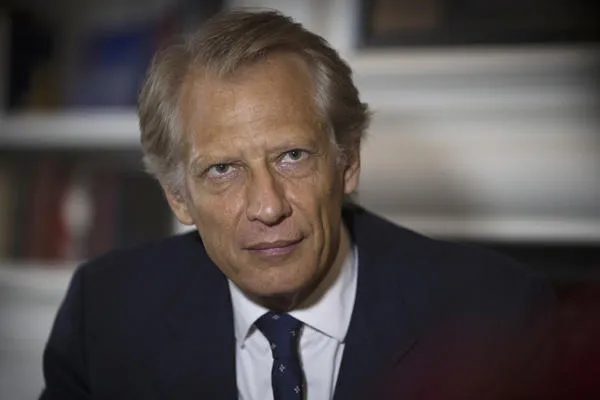 l'ancien premier ministre de la france dominique de villepin pose le 13 septembre 2013 à son domicile parisien afp photo joel saget