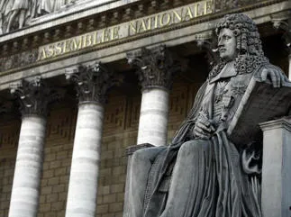 une photo prise le 16 novembre 2010 à paris montre une statue représentant henri françois d'aguesseau (1668-1751) sur le frontispice du palais bourbon où se situe l'assemblée nationale française afp photo joel saget