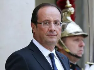 le président de la france, françois hollande, attend l'arrivée de l'ancien premier ministre libanais, saad hariri, avant une réunion au palais présidentiel d'elysée, le 12 septembre 2012 à paris.