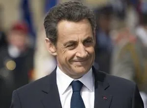 le président sortant de la france, nicolas sarkozy, participe à une cérémonie marquant le 67ème anniversaire de la victoire des alliés sur l'allemagne nazie au cours de la seconde guerre mondiale, le 8 mai 2012 à l'arc de triomphe à paris.