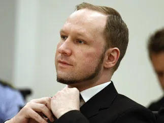 le tribunal d'oslo a condamné m. anders behring coupable d'actes de terreur et l'a condamné à 21 ans de prison pour sa tuerie l'année dernière. qui a laissé 77 personnes mortes afp photo piscine heiko junge