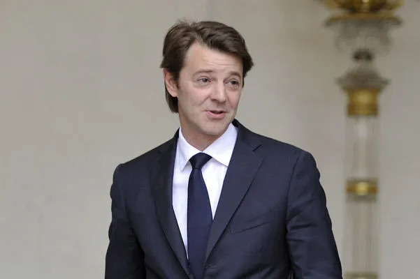 le ministre de l'économie française françois baroin (1) et le ministre de l'agriculture et de la pêche bruno le maire quittent le palais d'elysée après la réunion hebdomadaire du cabinet le 13 juillet 2011 à paris afp photo eric feferberg