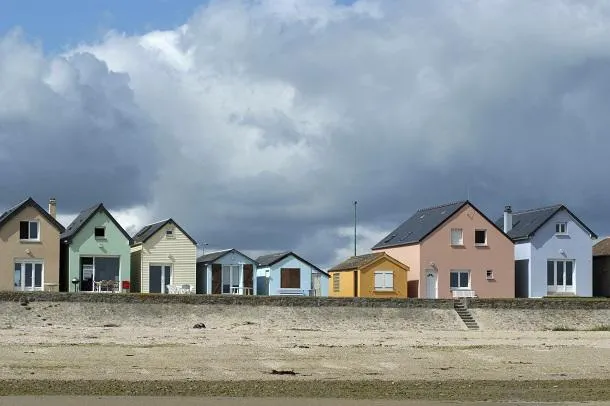 marinières traditionnelles multicolores le long de la plage à ravenoville (normandie)