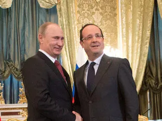 le président russe vladimir poutine (à g.) et le président français françois hollande se serrent la main lors de leur rencontre au kremlin à moscou le 28 février 2013 afp photo bertrand langlois