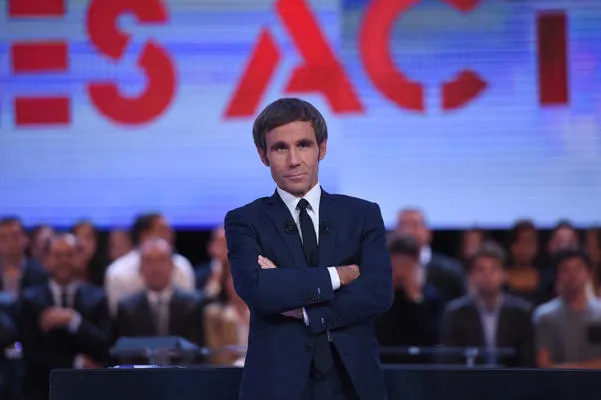 le journaliste français david pujadas est photographié devant la retransmission en direct du talk-show politique 'des paroles et des actes' de la chaîne de télévision française france 2 à paris le 24 septembre 2015 afp photo stephane de sakutin