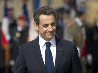 le président sortant de la france, nicolas sarkozy, participe à une cérémonie marquant le 67ème anniversaire de la victoire des alliés sur l'allemagne nazie au cours de la seconde guerre mondiale, le 8 mai 2012 à l'arc de triomphe à paris.