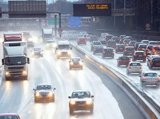 une image montre le trafic sur une autoroute à lille le 7 décembre 2012 après des chutes de neige pendant la nuit afp photo philippe huguen