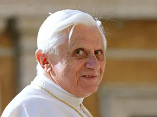 le pape benoît xvi sourit lors de son audience hebdomadaire sur la place de saint pierre au vatican, le 18 octobre 2006 demain, benoît xvi se rendra à vérone pour ouvrir le 4e congrès ecclésial national, qui se tient tous les 10 ans