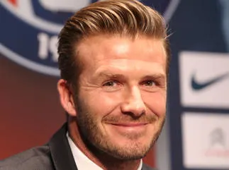 le footballeur britannique david beckham sourit lors d'une conférence de presse au parc des princes à paris le 31 janvier 2013 pour annoncer qu'il a rejoint le club de football ligue 1 paris saint-germain (psg) afp photo thomas samson
