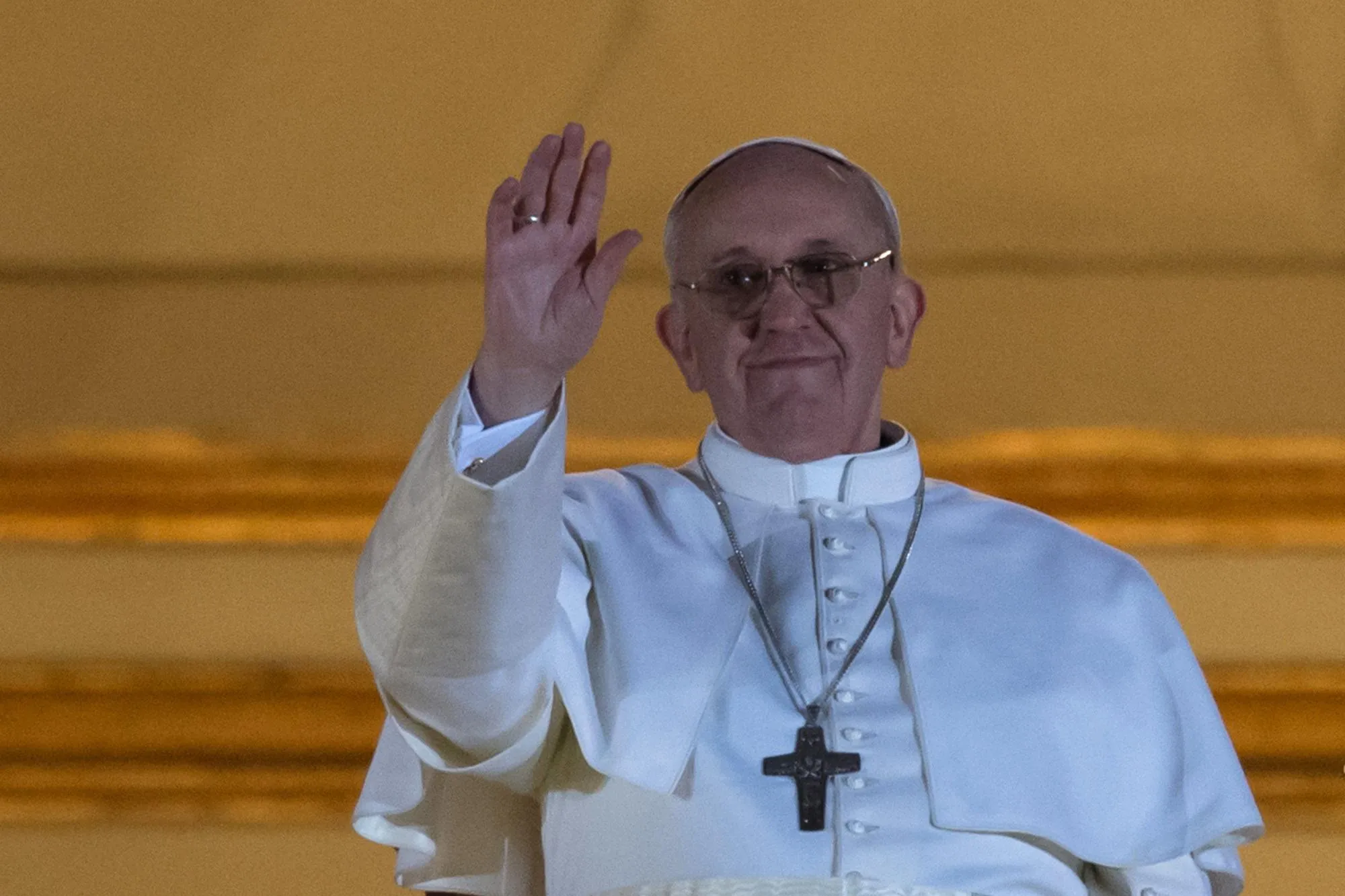 jorge bergoglio, de l'argentine, élu pape francis par la fenêtre du balcon de la basilique saint-pierre après avoir été élu le 266e pape de l'église catholique romaine le 13 mars 2013 au vatican afp photo vincenzo pinto