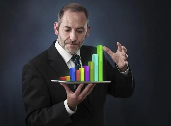 homme d'affaires avec tablet pc montre un graphique de l'outil d'analyse