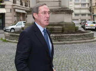 l'ancien ministre de l'intérieur français claude gueant arrive pour assister à un petit déjeuner rassemblant les membres de l'association les amis de nicolas sarkozy, le 9 octobre 2012 à paris afp photo lionel bonaventure