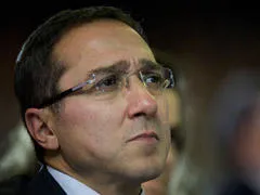 le chef d'état-major du parti socialiste (ps) candidat à la présidentielle, faouzi lamdaoui participe à sa première réunion de campagne publique le 22 janvier 2012 au bourget, à l'extérieur de paris afp photo piscine fred dufour