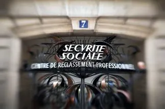 une photo prise avec un objectif tilt et shift le 29 avril 2012 à paris montre le signe de la sécurité sociale à l'entrée d'une agence afp photo loic venance