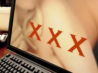 affichage d'ordinateur avec triple-x superposé sur un nu brouillé