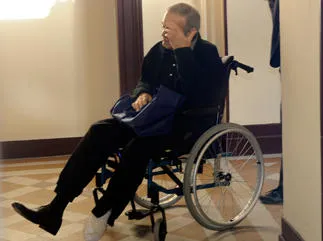 jacques gonzalez, complice du gourou thierry tilly, attend, le 1er octobre 2012, au palais de justice du sud-ouest de la ville de bordeaux, lors du procès reclus de montflanquin, dont la famille vedrines en victime afp photo jean-pierre muller